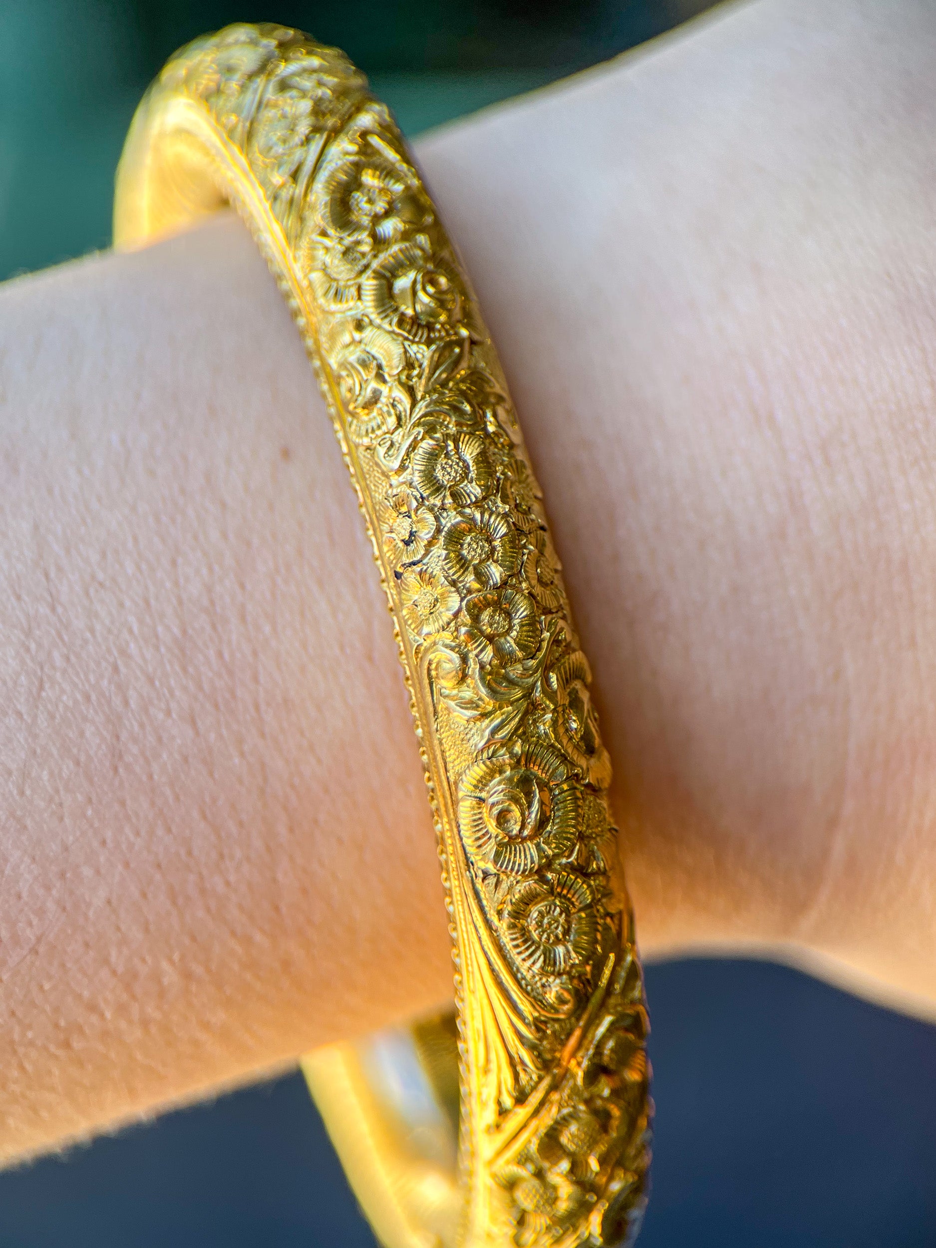 Antique Victorian 18K Floral Chased Hinged Bangle Bracelet