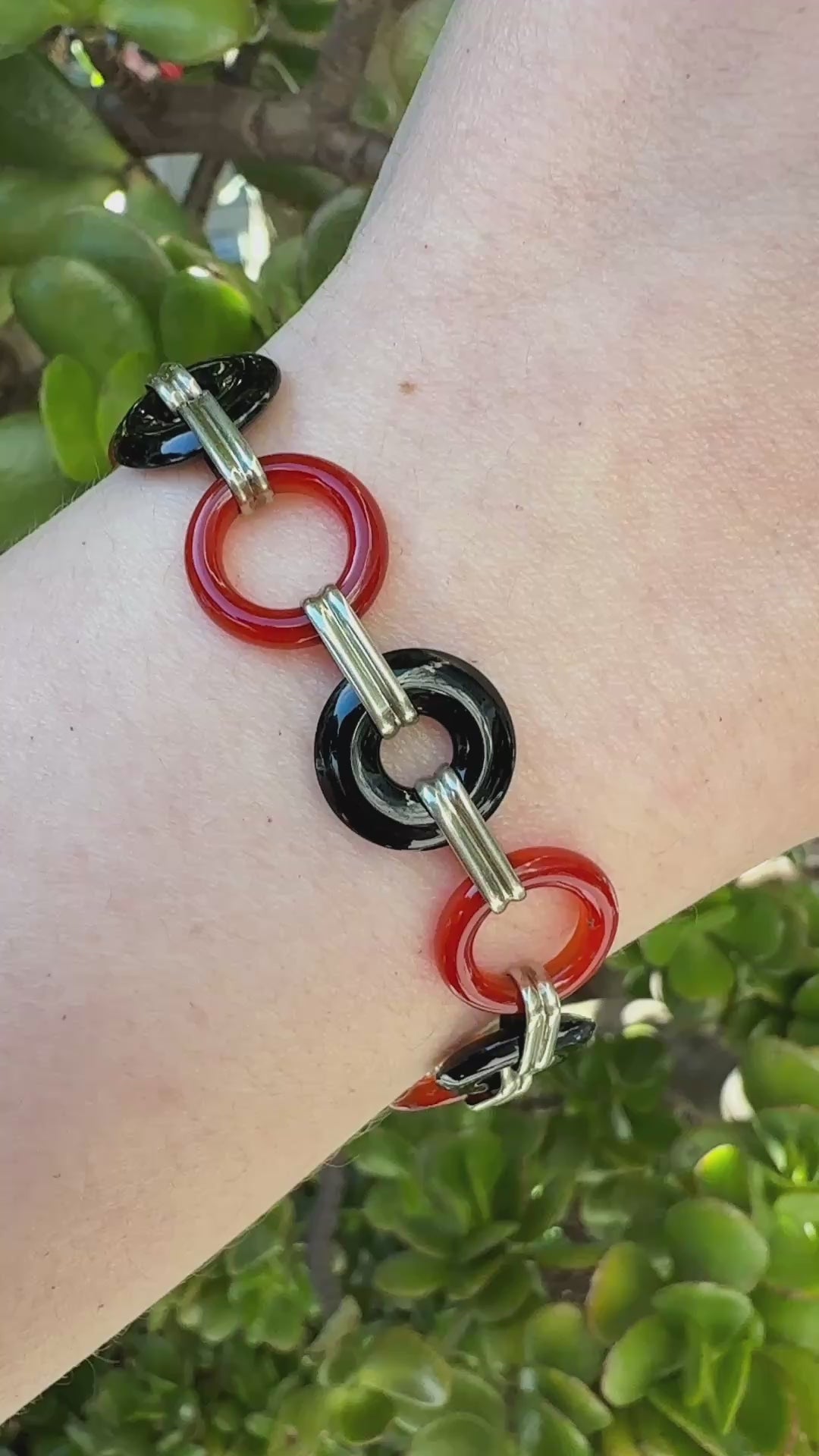 Retro 18k White Gold Bracelet with Carnelian and Onyx Stones