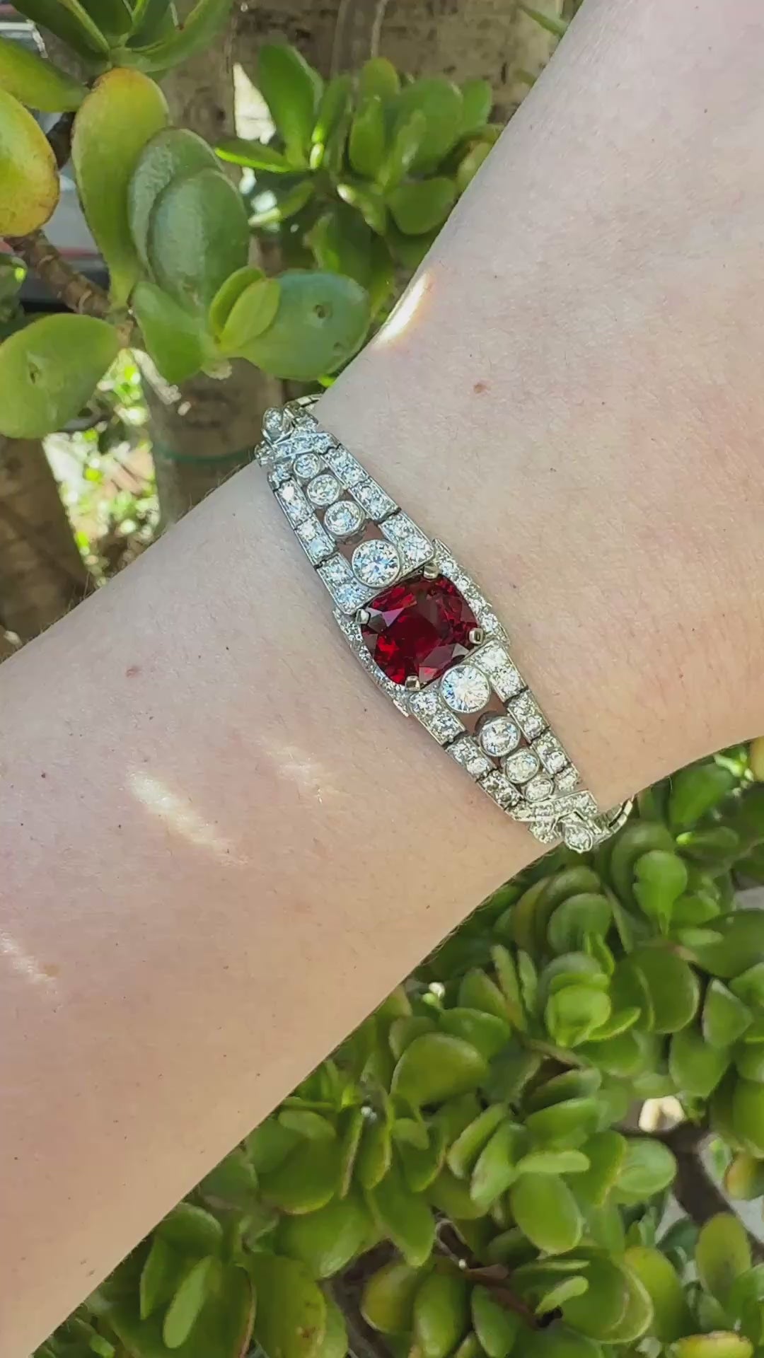 Late 20th-Century Art Deco Bracelet with 4.0ct Garnet and Diamonds