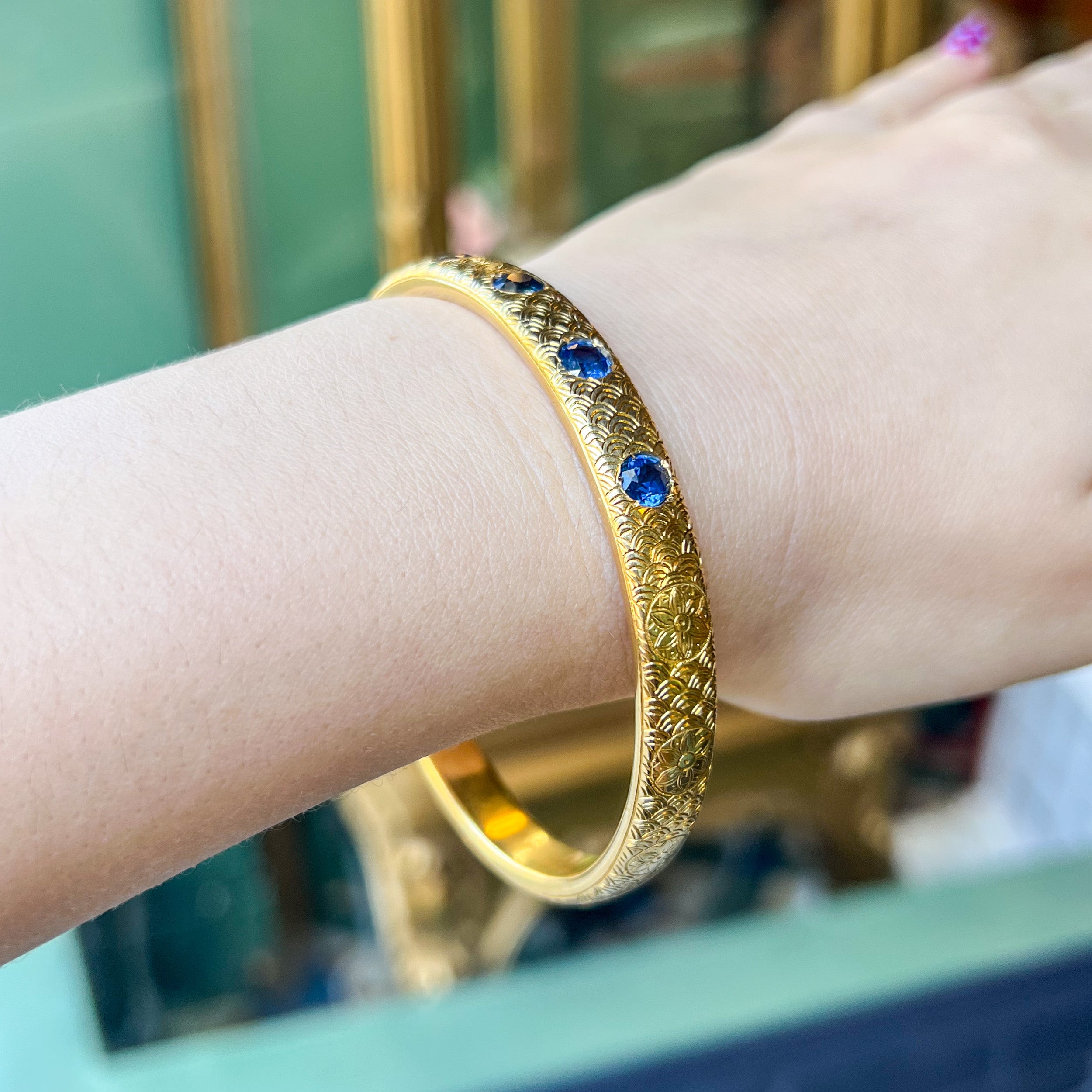 Antique Yellow Gold Sapphire Scalloped Bangle Bracelet