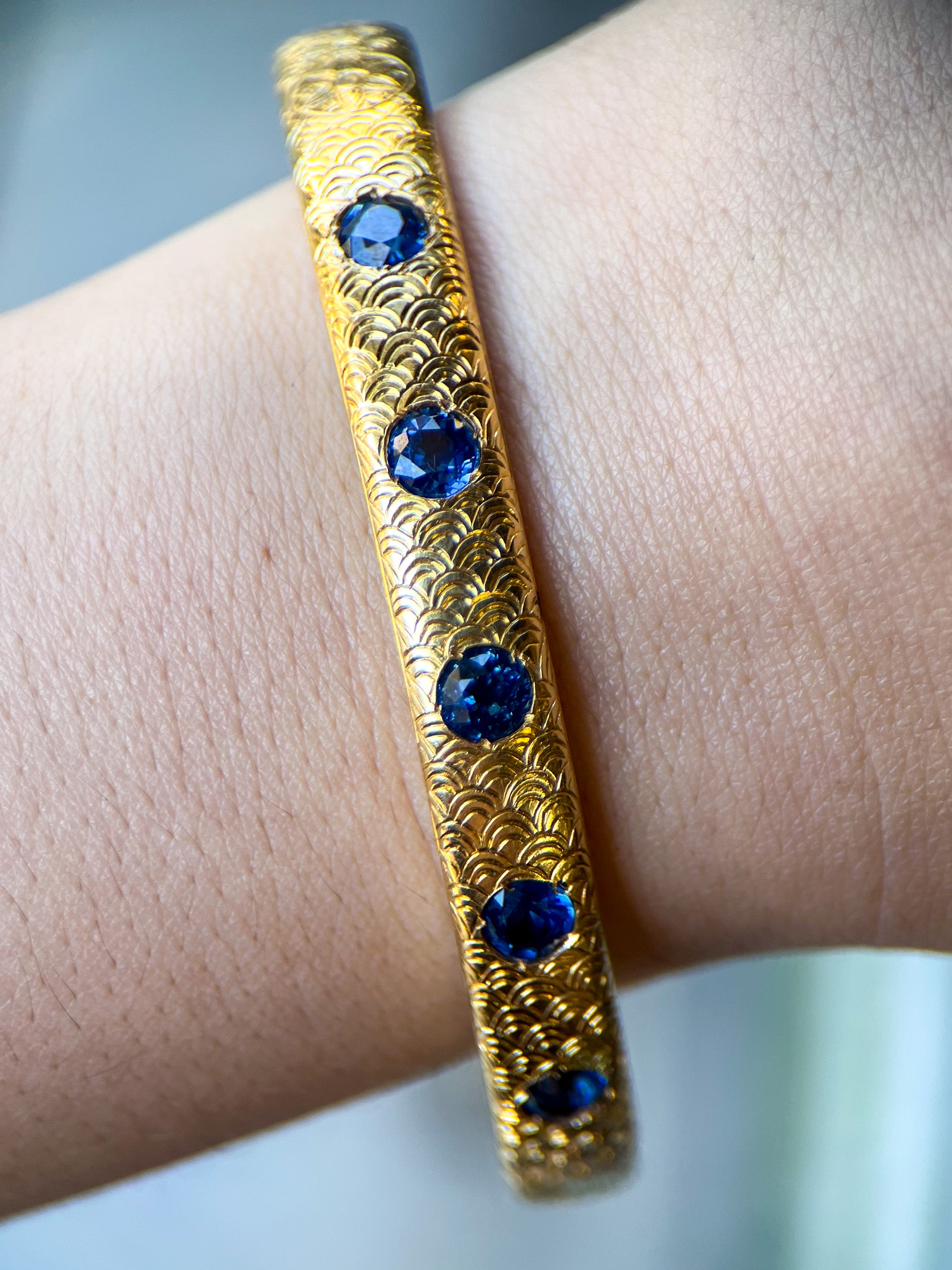 Antique Yellow Gold Sapphire Scalloped Bangle Bracelet